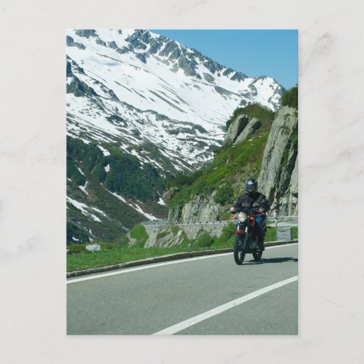 Motorrijder in besneeuwde bergen foto briefkaart (Voorkant)