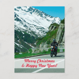 Motorrijder in sneeuwbergen met kerstmis briefkaart