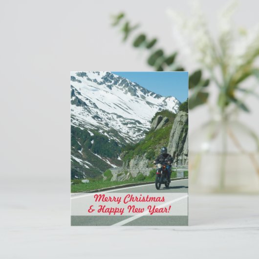 Motorrijder in sneeuwbergen met kerstmis briefkaart (Staand voorkant)