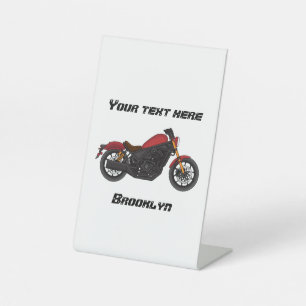 Motorrijwiel met wolkruisstijl reclamebord met voetstuk