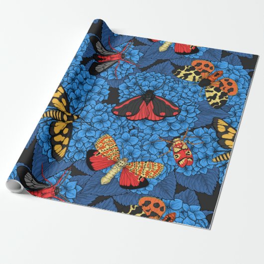 Motten op blauwe hortensia cadeaupapier (Uitgerold)