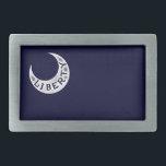 Moultrie Liberty Flag Belt Buckles Gesp<br><div class="desc">De historisch accurate Moultrie Liberty vlag halve maan. Vroeg in de Revolutie begonnen de rebellen Sullivan-eiland voor de kust van Charleston te versterken ter voorbereiding op de problemen met de Britse marine. In de warme lucht van juni 1776 zag brigadier William Jasper dat de vloot van de Kroon de vlag...</div>