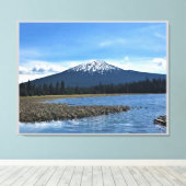 Mount Bachelor bij Hosmer Lake, OR Canvas Afdruk (Insitu (Houten vloer))
