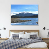 Mount Bachelor bij Hosmer Lake, OR Canvas Afdruk (Insitu (Slaapkamer))