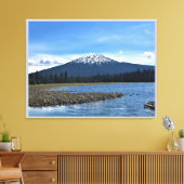 Mount Bachelor bij Hosmer Lake, OR Canvas Afdruk (Insitu (Woonkamer))