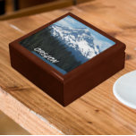 Mount Hood, Oregon Landscape Cadeaudoosje<br><div class="desc">Bewaar snuisterijen,  sieraden en andere kleine koekjes in deze houten geschenkdoos met keramische tegel met een schilderachtig foto-afbeelding van met sneeuw bedekte Mount Hood,  altijdgroen bos en meer,  gelegen in de Pacifische Noordwestelijke staat van Oregon. Selecteer de grootte en kleur van uw geschenkdoos. Maakt een geweldig reissouvenir!</div>