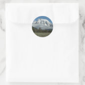 Mount Moran en Clouds in Grand Teton Ronde Sticker (Tas)
