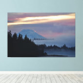 Mount Rainier bij zonsopgang op Oakland Bay, WA Canvas Afdruk (Insitu (Houten vloer))