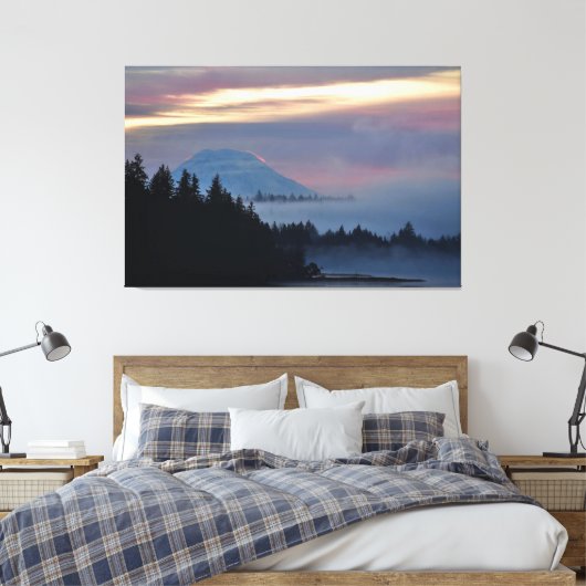 Mount Rainier bij zonsopgang op Oakland Bay, WA Canvas Afdruk (Insitu (Slaapkamer))