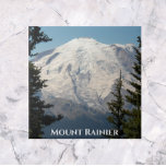 Mount Rainier Cascade Mountain Peak Tegeltje<br><div class="desc">Keramische tegel met een schilderachtig foto-afbeelding van sneeuw bedekte de berg Rainier,  de grootste Cascade-top in het Pacifische noordwesten. Selecteer de grootte van uw tegel. Maakt een geweldige keukentochtje!</div>