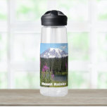 Mount Rainier en Wildflower Schilderachtig Landsch Waterfles<br><div class="desc">Blijf waar je ook bent uitgeblust met deze heldere,  plastic waterfles met het foto-afbeelding van met sneeuw bedekte Mount Rainier en roze Fireweed wilde bloemen. Selecteer de grootte en kleur van uw waterfles. OPMERKING: Ontwerp niet geoptimaliseerd voor de stijl van de waterfles van het Kind.</div>