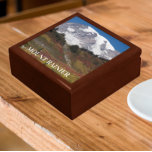 Mount Rainier herfst kleur landschap Cadeaudoosje<br><div class="desc">Winkelinkten,  juwelen en andere kleine keepsakes in deze houten cadeaudoos met keramische tegel die een schilderachtig foto-afbeelding bevat van een prachtig uitzicht van de Mount Rainier tijdens het kleurrijke herfstseizoen in Mount Rainier National Park in Washington. Selecteer de grootte en kleur van het cadeauvakje.</div>