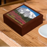 Mount Rainier Herfstlandschap Cadeaudoosje<br><div class="desc">Winkelinkten,  juwelen en andere kleine keepsakes in deze houten cadeaudoos met keramische tegel die voorzien is van een schilderachtig foto-afbeelding van een prachtig uitzicht van de Mount Rainier die in herfstkleuren in het nationale park werd gebaad. Selecteer de grootte en kleur van het cadeauvakje.</div>