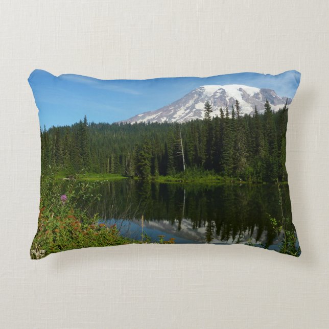 Mount Rainier Lake Reflectie met Wildflower Accent Kussen (Voorkant)