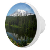 Mount Rainier Lake Reflectie met Wildflower Keramische Knop (Rechts)