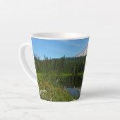 Mount Rainier Lake Reflectie met Wildflower Latte Mok (Linkerhoek)