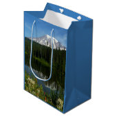 Mount Rainier Lake Reflectie met Wildflower Medium Cadeauzakje (Voorkant Gekanteld)