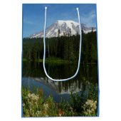 Mount Rainier Lake Reflectie met Wildflower Medium Cadeauzakje (Achterkant)