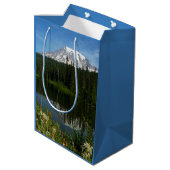 Mount Rainier Lake Reflectie met Wildflower Medium Cadeauzakje (Achterkant Gekanteld)
