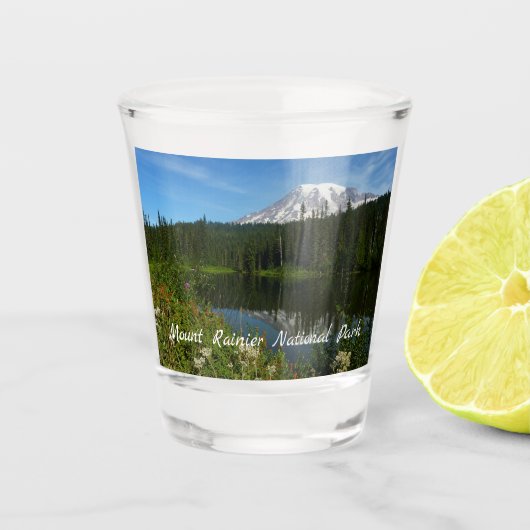 Mount Rainier Lake Reflectie met Wildflower Shot Glas (Voorkant)