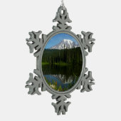 Mount Rainier Lake Reflectie met Wildflower Tin Sneeuwvlok Ornament (Links)