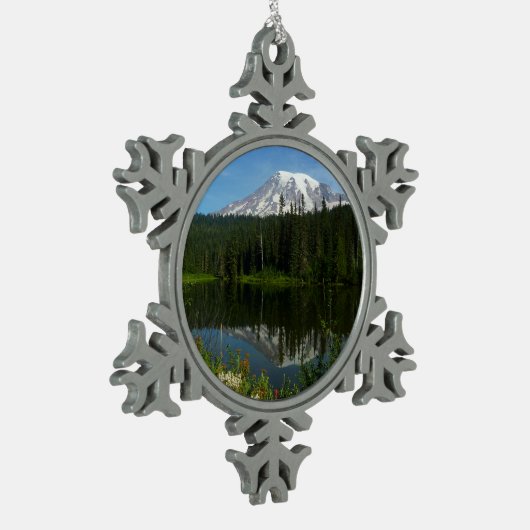 Mount Rainier Lake Reflectie met Wildflower Tin Sneeuwvlok Ornament (Links)
