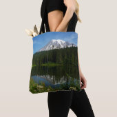 Mount Rainier Lake Reflectie met Wildflower Tote Bag (Dichtbij)