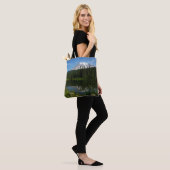 Mount Rainier Lake Reflectie met Wildflower Tote Bag (Op model)