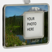 Mount Rainier Lake Reflectie met Wildflower Verzilverd Omlijst Ornament (Rechts)