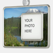 Mount Rainier Lake Reflectie met Wildflower Verzilverd Omlijst Ornament (Links)