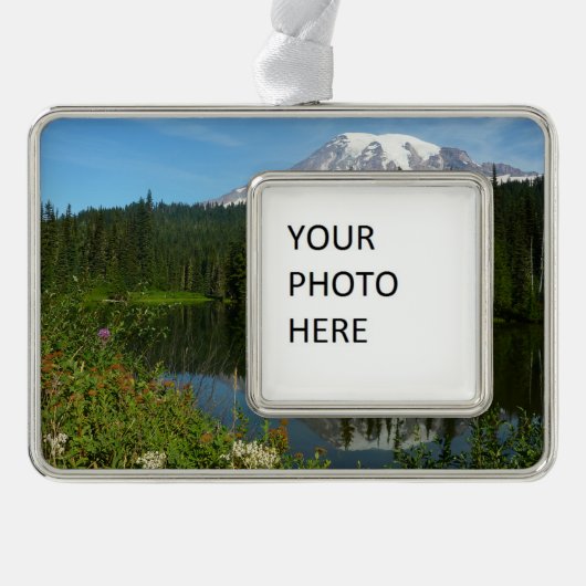 Mount Rainier Lake Reflectie met Wildflower Verzilverd Omlijst Ornament (Voorkant)