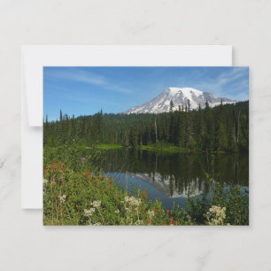 Mount Rainier-meerreflectie met wilde bloemen