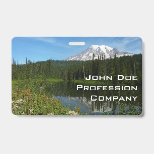 Mount Rainier-meerreflectie met wilde bloemen Badge
