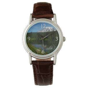Mount Rainier-meerreflectie met wilde bloemen Horloge
