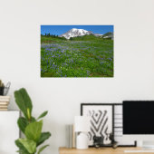 Mount Rainier met paarse lupine Poster (Thuiskantoor)