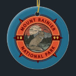 Mount Rainier National Park Red Fox Retro Compass Keramisch Ornament<br><div class="desc">Stel het vectorkunstwerk van de Rainier op ontwerp. Het park wordt omringd door valleien,  watervallen en subalpiene weiden.</div>