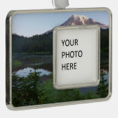 Mount Rainier Reflecteerde Sunrise II Verzilverd Omlijst Ornament (Rechts)