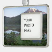 Mount Rainier Reflecteerde Sunrise II Verzilverd Omlijst Ornament (Links)
