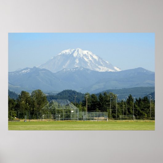 Mount Rainier torent boven voetbalveld Poster (Voorkant)