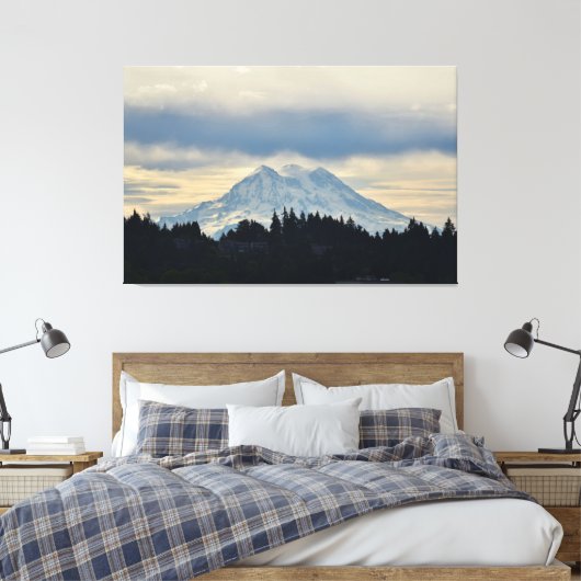 Mount Rainier vanaf West Bay Drive, Olympia, WA Canvas Afdruk (Insitu (Slaapkamer))