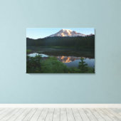 Mount Rainier Weerkaatste Zonsopgang II Canvas Afdruk (Insitu (Houten vloer))