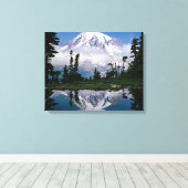 Mount Rainier weerspiegeld in een bergmeer Canvas Afdruk (Insitu (Houten vloer))
