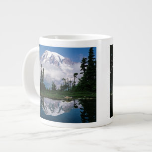 Mount Rainier weerspiegeld in een bergmeer Grote Koffiekop