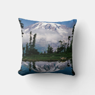 Mount Rainier weerspiegeld in een bergmeer Kussen