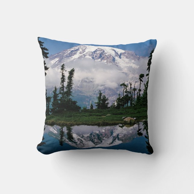 Mount Rainier weerspiegeld in een bergmeer Kussen (Voorkant)