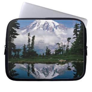 Mount Rainier weerspiegeld in een bergmeer Laptop Sleeve