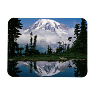 Mount Rainier weerspiegeld in een bergmeertje Magneet