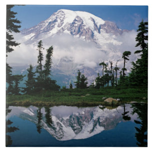 Mount Rainier weerspiegeld in een bergmeertje Tegeltje