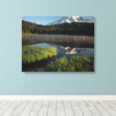 Mount Rainier weerspiegeld in Reflection Lake 2 Canvas Afdruk (Insitu (Houten vloer))