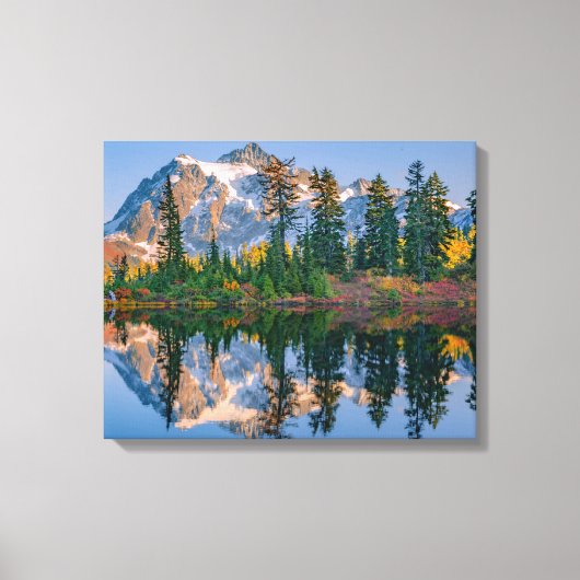Mount Shuksan weerspiegeld in Reflection Lake Canvas Afdruk (Voorkant)
